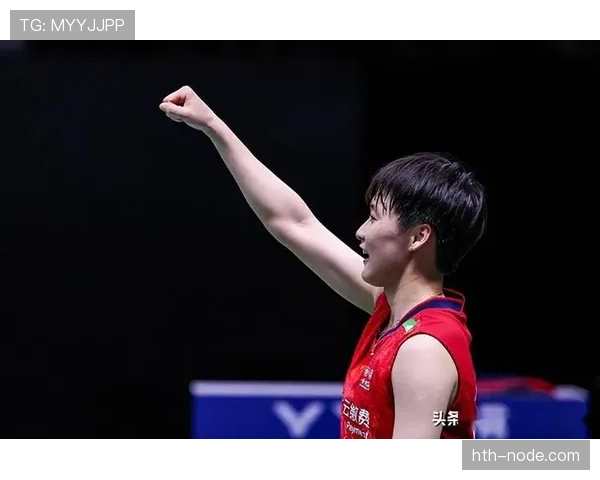 陈雨菲拿奖杯那张脸像童话，下一秒背着菜袋回家